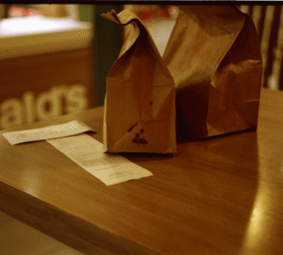 100 zł wydane w McDonald's - gdzie trafiają pieniądze z rachunku