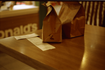 100 zł wydane w McDonald's - gdzie trafiają pieniądze z rachunku