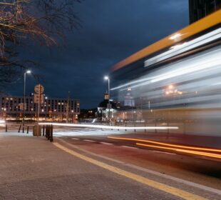 Autobusy elektryczne w Warszawie - jak zmienia się komunikacja miejska