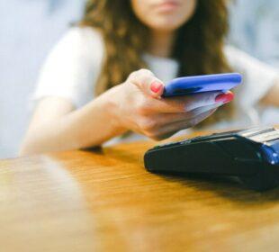 BLIK, Google Pay i Apple Pay - co dzieje się po przyłożeniu telefonu do terminala
