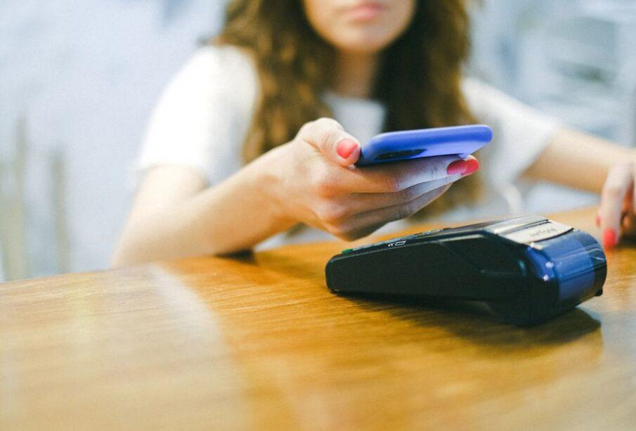 BLIK, Google Pay i Apple Pay - co dzieje się po przyłożeniu telefonu do terminala