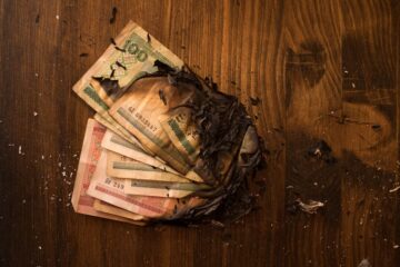 Banknoty znikają z obiegu. NBP wycofuje zużyte pieniądze i zastępuje je nowymi