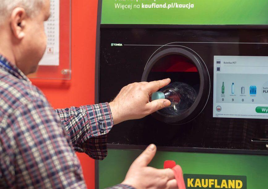 Butelka zwrotna wraca do sklepów. Na każdej kaucji ktoś musi zarobić