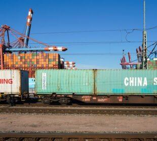 Ciężarówki jadące z Chin do Polski - jak wygląda transport koleją