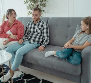 Coraz więcej dorosłych wraca do terapii po latach. Powodem często jest rodzicielstwo