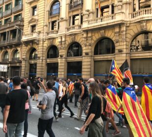 Dlaczego Barcelona, Amsterdam i Wenecja ograniczają turystykę