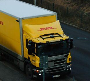 Dlaczego DHL ma żółto-czerwone samochody na całym świecie