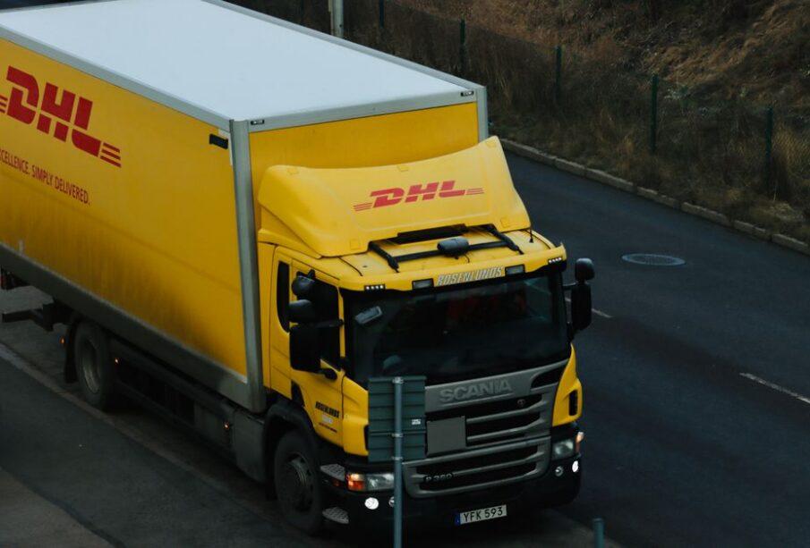 Dlaczego DHL ma żółto-czerwone samochody na całym świecie