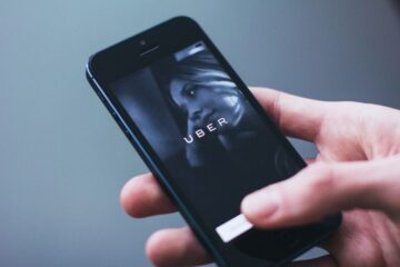 Dlaczego Uber podnosi ceny gdy zaczyna padać