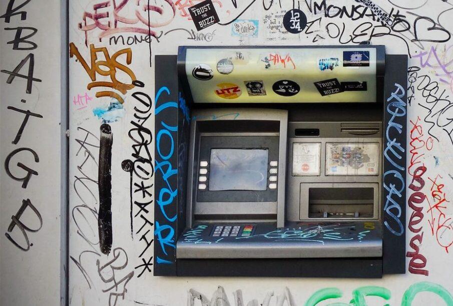 Dlaczego bankomaty znikają z polskich miast