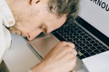 Dlaczego ludzie zostają w pracy której nie lubią przez wiele lat