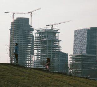 Dlaczego mieszkańcy dużych miast spędzają tak dużo czasu poza domem