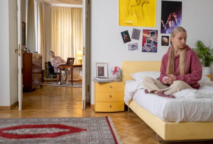 Dlaczego nastolatek zamyka się w pokoju i przestaje rozmawiać z rodzicami