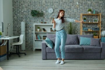 Dlaczego pierwsze mieszkanie tak często oznacza pierwszą prawdziwą dorosłość