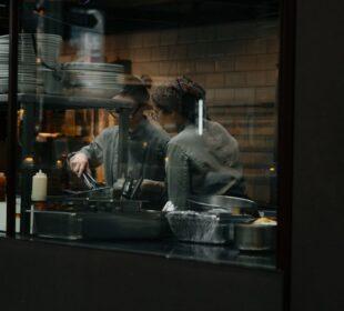 Dlaczego restauracje zatrudniają coraz więcej pracowników z zagranicy