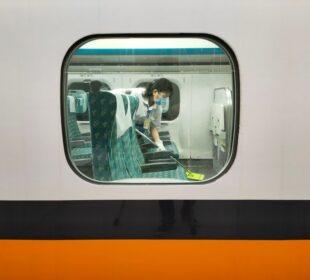Dlaczego w Japonii pracownik sprząta pociąg w kilka minut