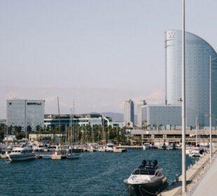 Dubaj kontra Barcelona - gdzie droższy jest tydzień urlopu