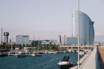 Dubaj kontra Barcelona - gdzie droższy jest tydzień urlopu