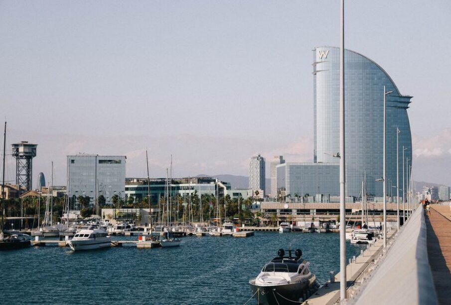 Dubaj kontra Barcelona - gdzie droższy jest tydzień urlopu