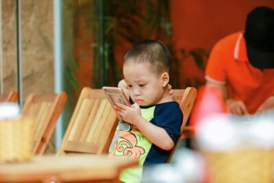Dzieci nie znają numerów telefonów swoich rodziców. Smartfon wyręczył pamięć