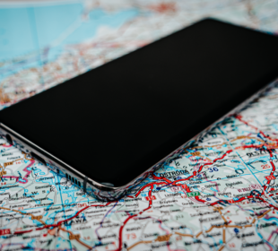 Google Maps kontra Apple Maps - która nawigacja lepiej radzi sobie w Polsce