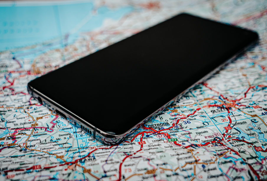 Google Maps kontra Apple Maps - która nawigacja lepiej radzi sobie w Polsce