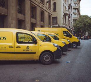 Ile zarabia kurier InPost, DPD i DHL
