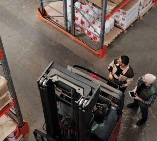Ile zarabia pracownik magazynu Amazon, InPost i DHL