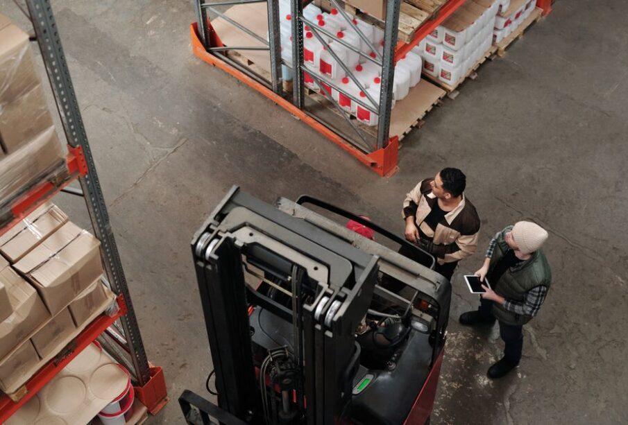 Ile zarabia pracownik magazynu Amazon, InPost i DHL