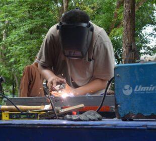 Ile zarabia spawacz, operator CNC i elektryk