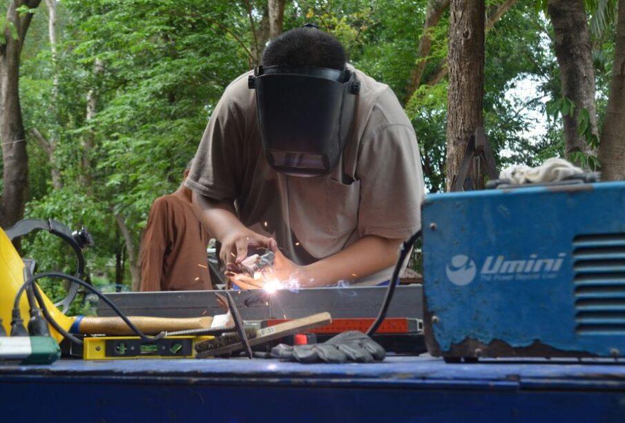Ile zarabia spawacz, operator CNC i elektryk