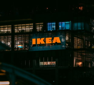 Jak IKEA stała się globalną firmą zaczynając od małego szwedzkiego sklepu