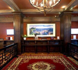 Jak działa hotelowa recepcja podczas pełnego obłożenia