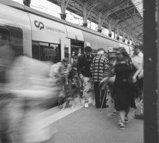 Jak działa społeczeństwo miasta w którym większość mieszkańców dojeżdża