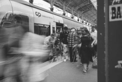 Jak działa społeczeństwo miasta w którym większość mieszkańców dojeżdża
