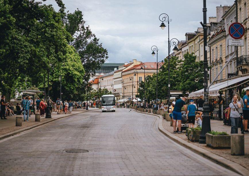 Kierowca autobusu miejskiego w Warszawie - pensja, godziny i odpowiedzialność