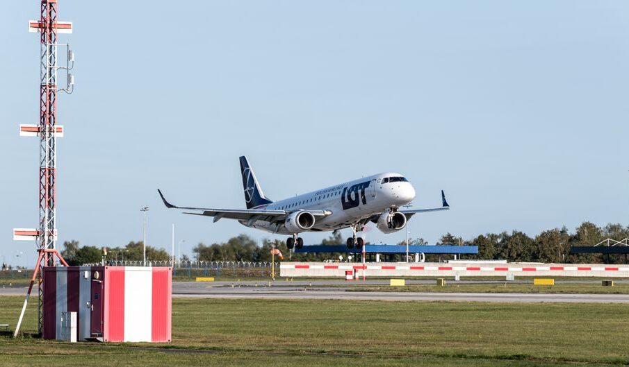 LOT, Lufthansa i Ryanair - różne sposoby podróżowania z Warszawy do Europy