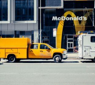 McDonald's jako pierwszy pracodawca - czego można nauczyć się przed dwudziestką