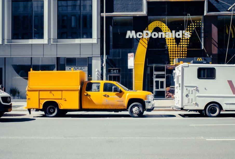 McDonald's jako pierwszy pracodawca - czego można nauczyć się przed dwudziestką
