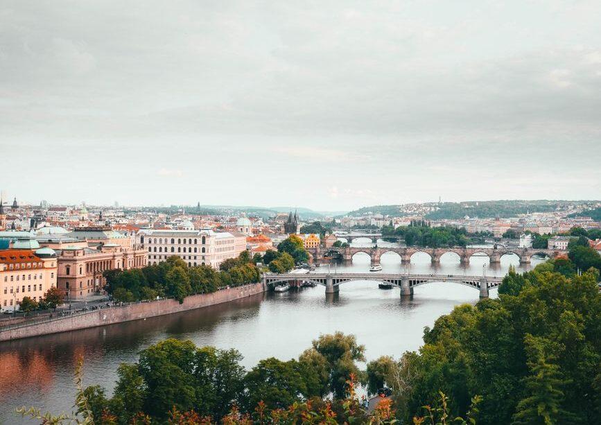Najdroższy dzień na wakacje w popularnych europejskich miastach