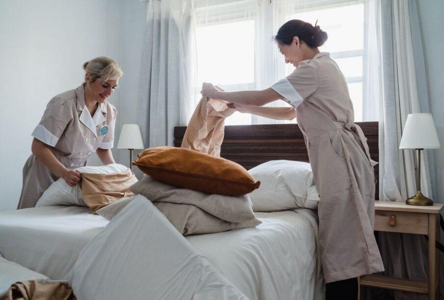 Pracownik hotelu zaczyna dzień gdy większość gości jeszcze śpi