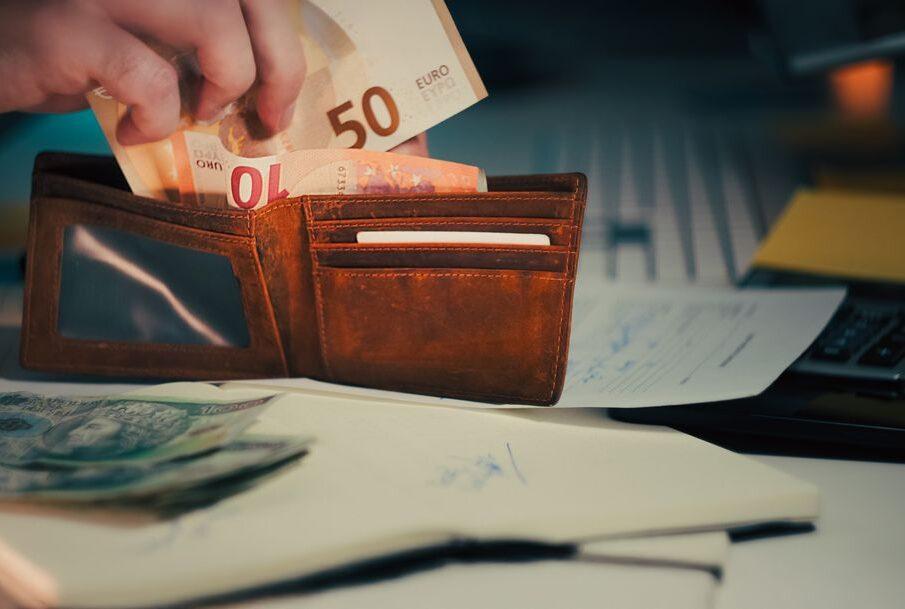 Programista na etacie kontra B2B - ile zostaje na rękę