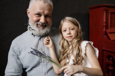 Rodzic znalazł pierwszą siwiznę u dziecka. Przedwczesne siwienie ma różne przyczyny