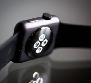 Smartwatch za 300 zł kontra Apple Watch za ponad 2000 zł