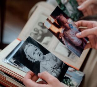 Stare zeszyty i zdjęcia wracają z szuflad. Nostalgia stała się częścią dorosłego życia