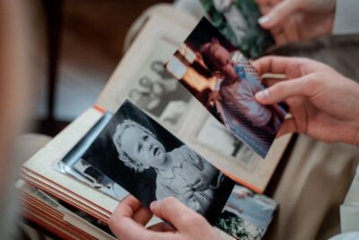 Stare zeszyty i zdjęcia wracają z szuflad. Nostalgia stała się częścią dorosłego życia