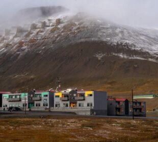 Svalbard ma miasto bez cmentarza. Wieczna zmarzlina zmieniła zasady życia mieszkańców