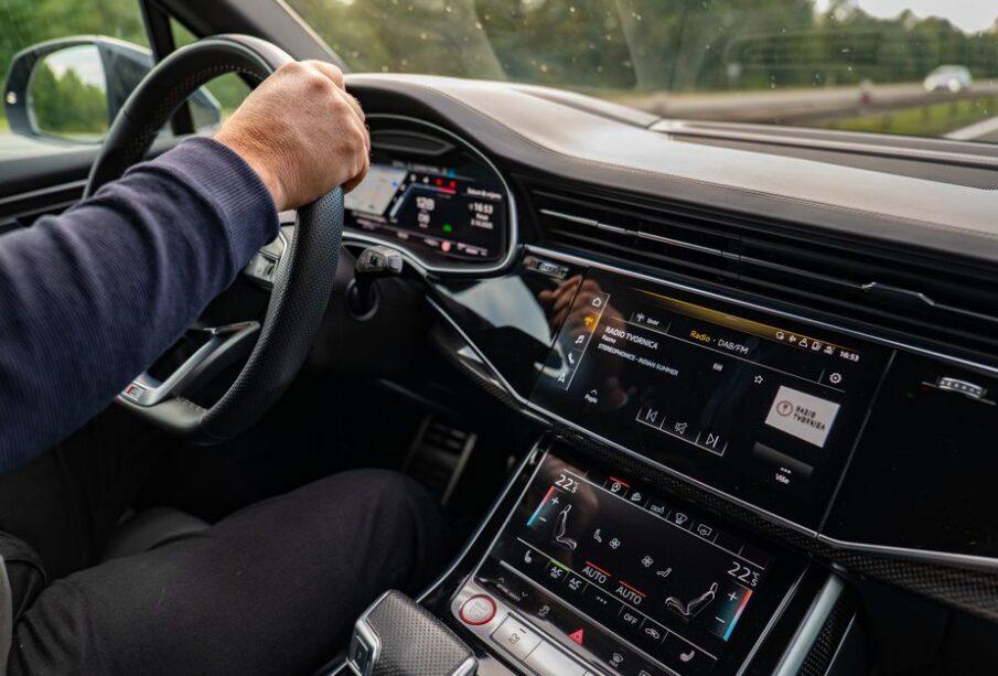 Tesla, BMW i Mercedes - ile technologii znajduje się dziś w samochodzie