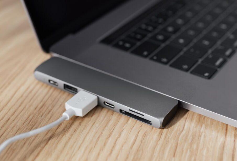 USB-C miał zakończyć plątaninę kabli. W praktyce powstał nowy problem z kompatybilnością