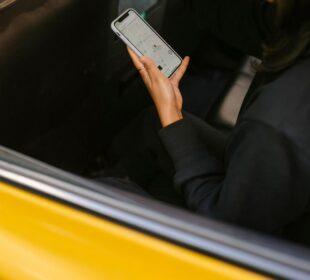 Uber kontra Bolt - skąd biorą się różnice w cenach przejazdu